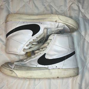 NIKE BLAZERS 7.5 womans